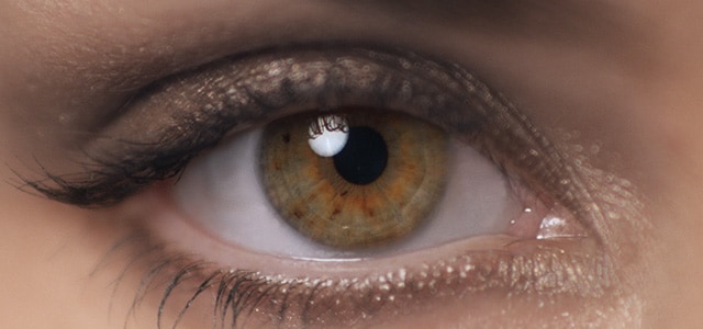 הסרטון מציג את אישה המורחת את הקרם עיניים מסדרת ADVANCED NIGHT REPAIR בעזרת האפליקטור סביב אזור העיניים ב- 360 מעלות.